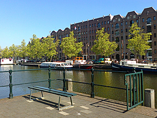 Spring bench, a delightful picnic spot in Amsterdam