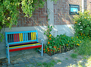 pavement garden with coloured seat